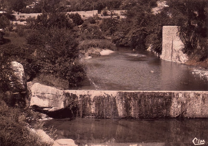 Saint-Hippolyte-du-Fort (Gard) CPA La chaussée de la source