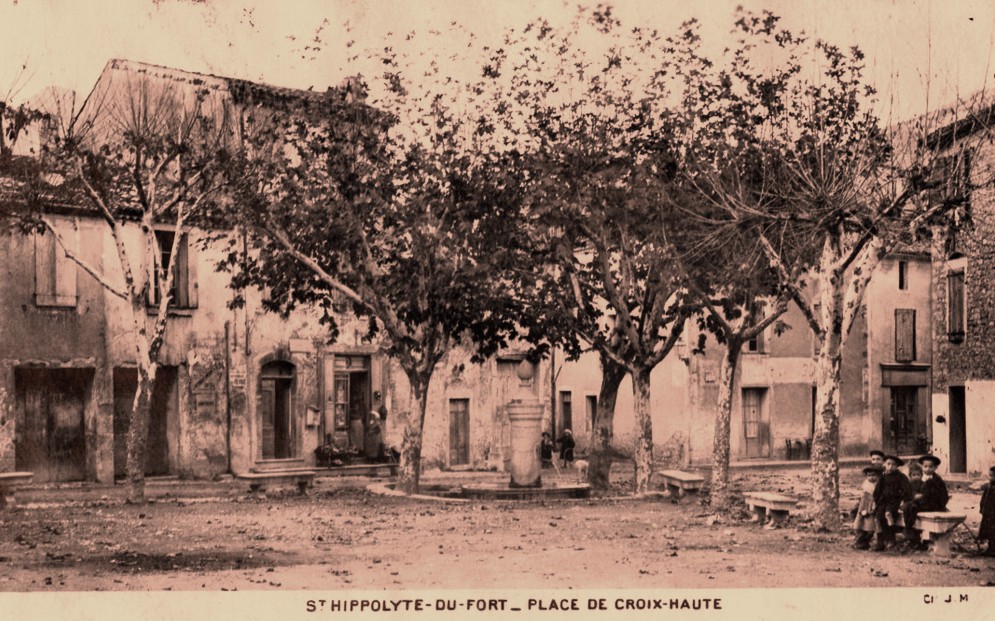 Saint-Hippolyte-du-Fort (Gard) CPA La place de la croix haute