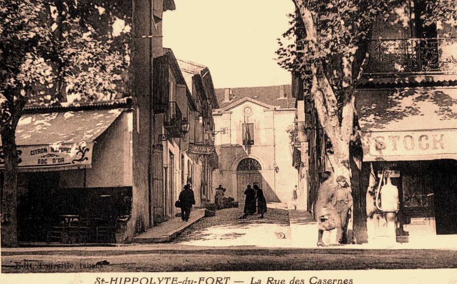La rue des casernes (cpa)