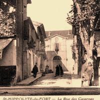 La rue des casernes (cpa)