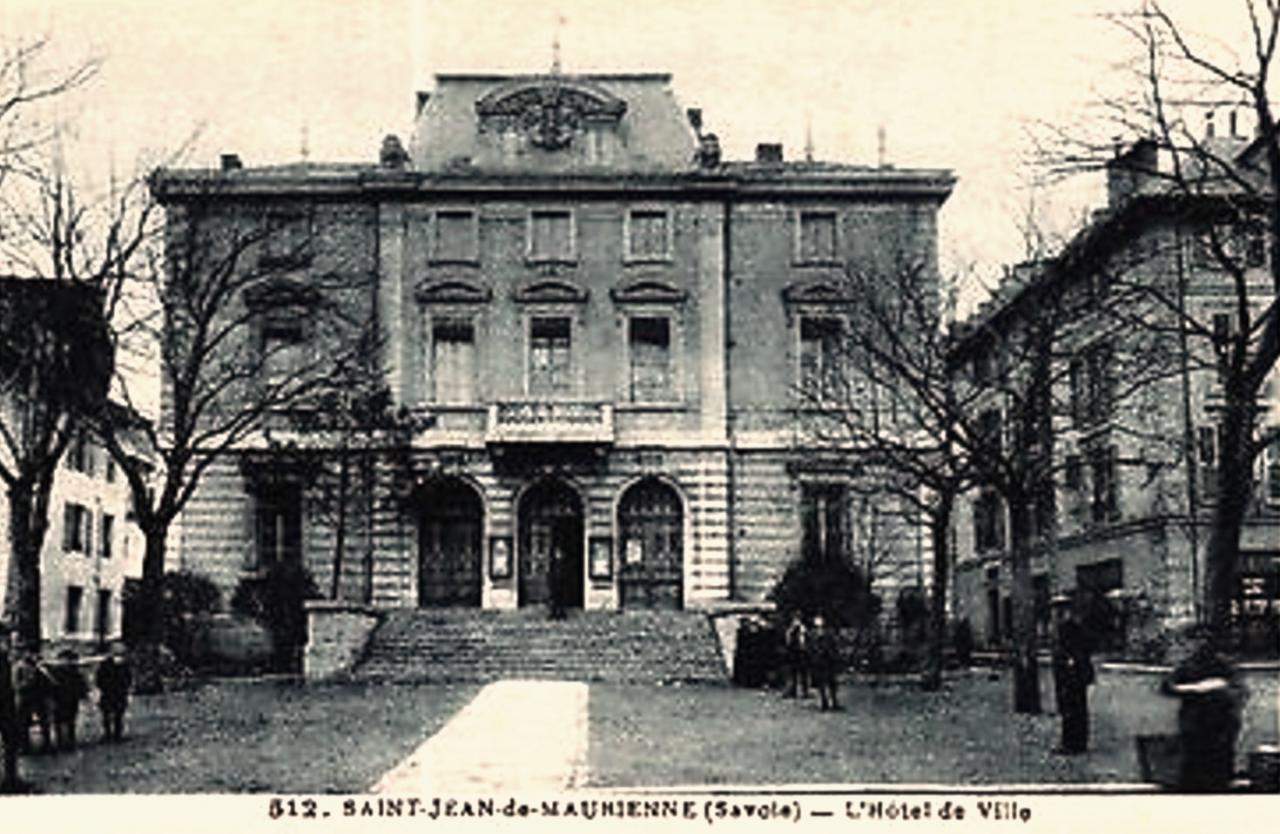 Saint-Jean-de-Maurienne (Savoie) L'Hôtel de Ville CPA