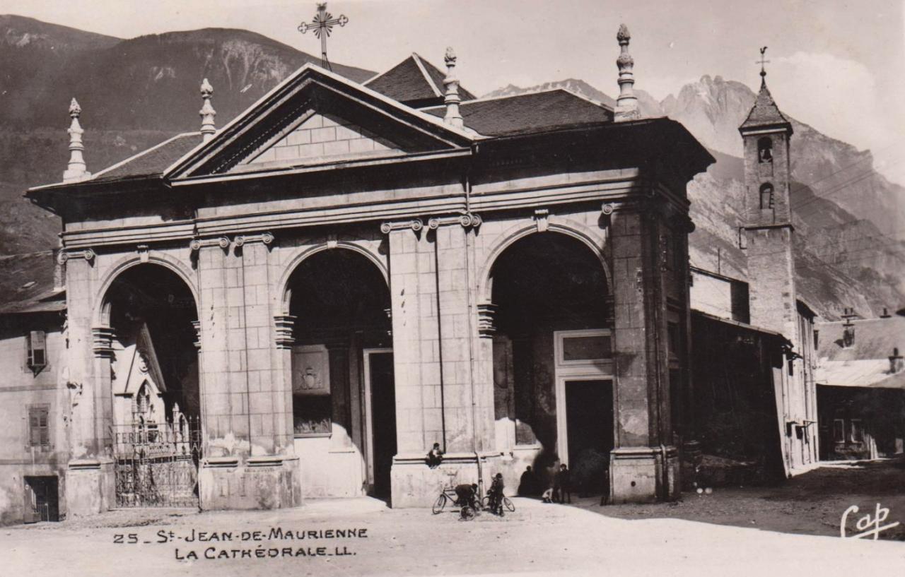 Saint-Jean-de-Maurienne (Savoie) La cathédrale CPA