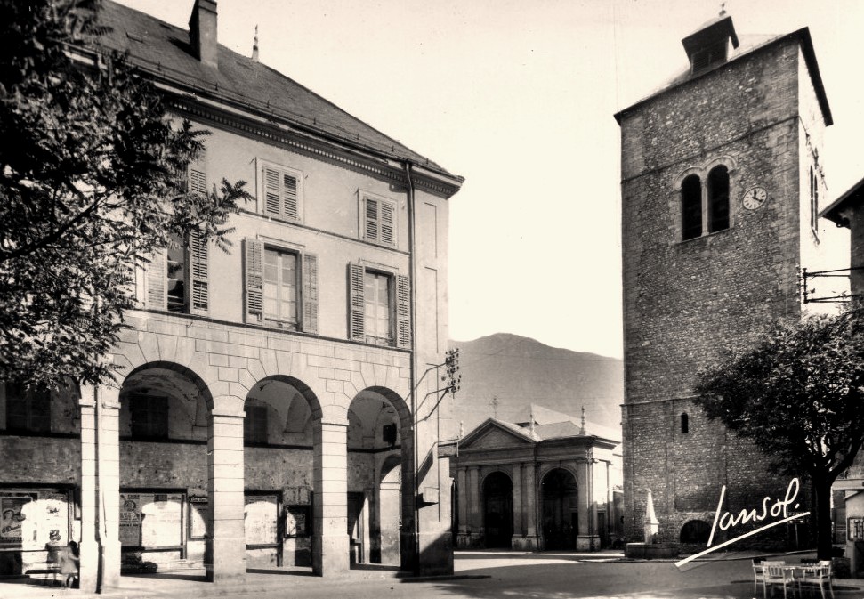 Saint-Jean-de-Maurienne (Savoie) La cathédrale, la tour et les arcades CPA