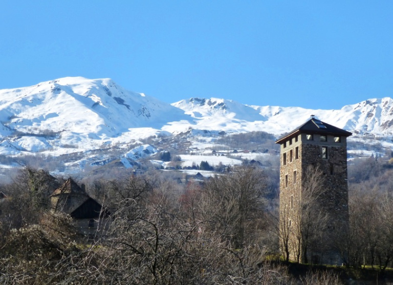 Saint-Jean-de-Maurienne (Savoie) La Fournache, hameau et tour