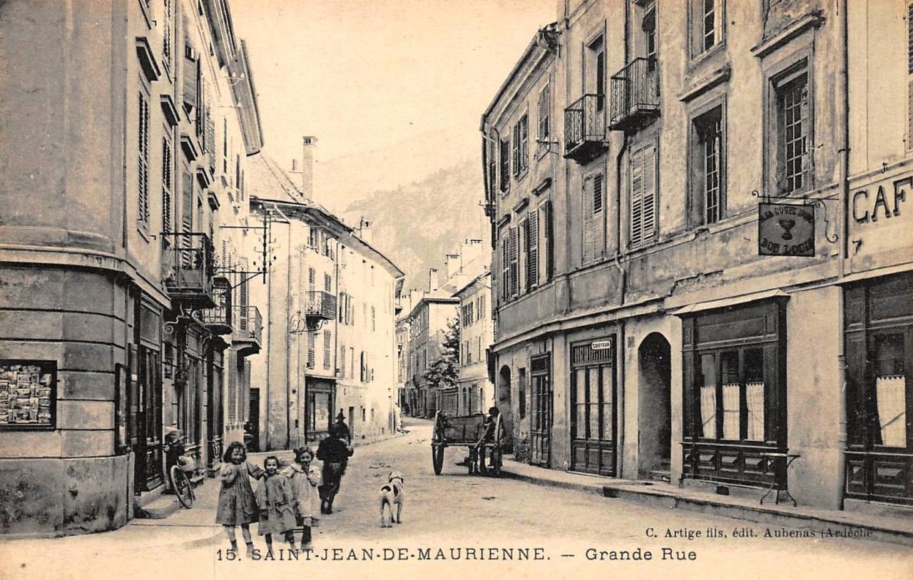 Saint-Jean-de-Maurienne (Savoie) La Grande rue CPA