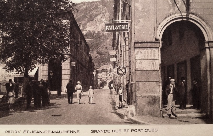 Saint-Jean-de-Maurienne (Savoie) La Grand' rue et le portique CPA