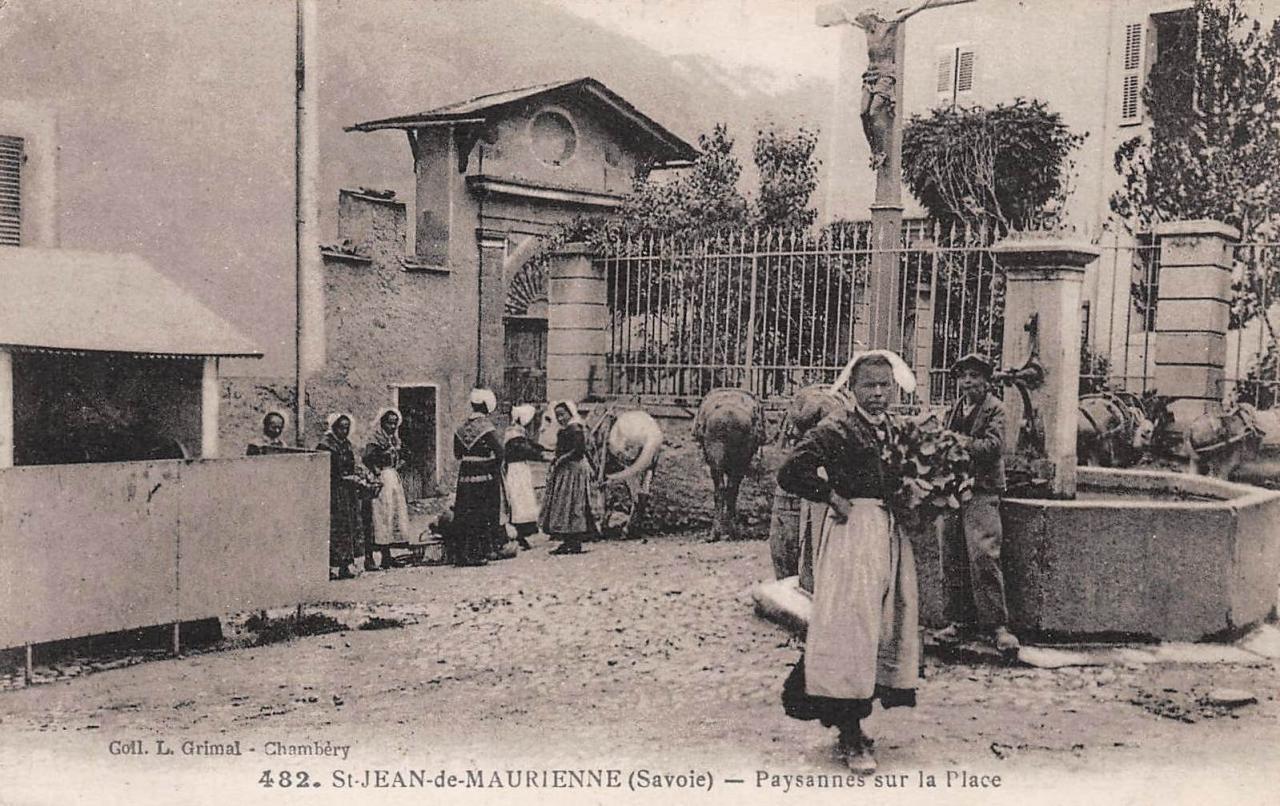 Saint-Jean-de-Maurienne (Savoie) La Place et la fontaine CPA