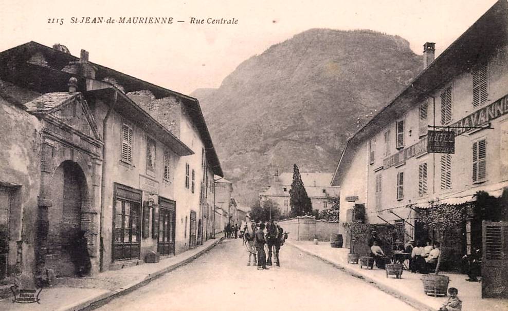Saint-Jean-de-Maurienne (Savoie) La rue Centrale CPA