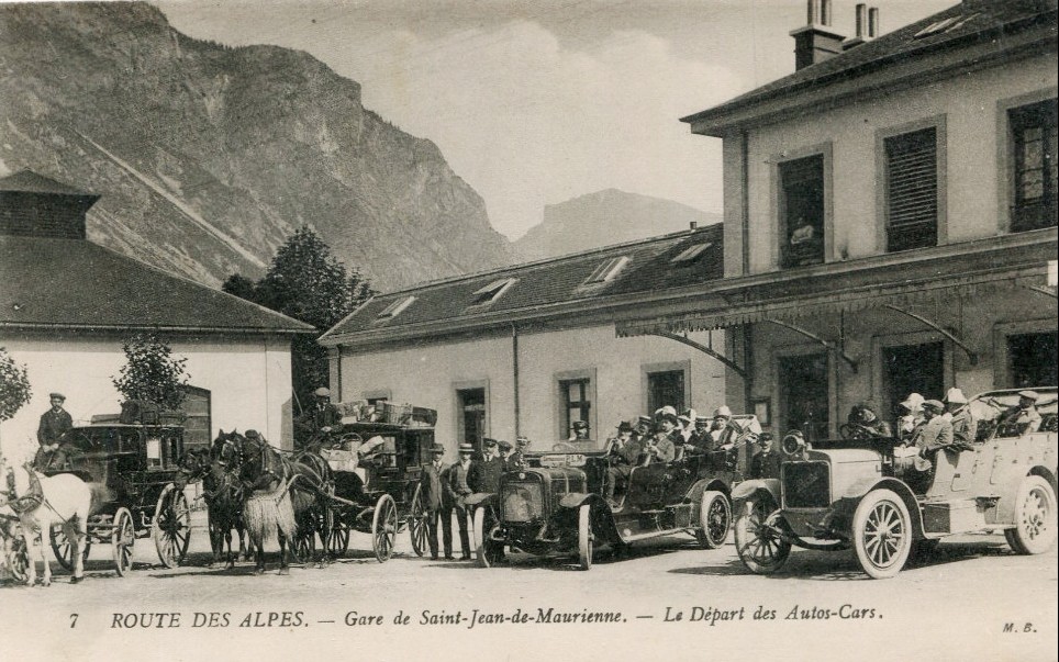 Saint-Jean-de-Maurienne (Savoie) Le départ des cars CPA