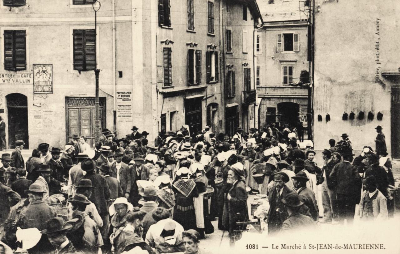 Saint-Jean-de-Maurienne (Savoie) Le marché CPA