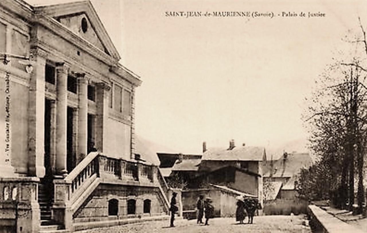 Saint-Jean-de-Maurienne (Savoie) Le Palais de Justice CPA