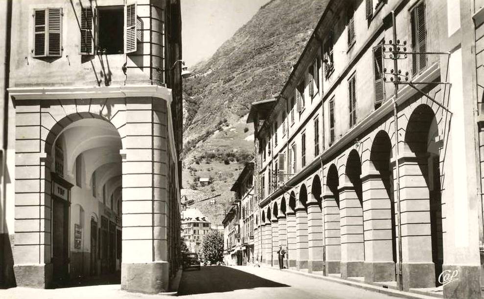 Saint-Jean-de-Maurienne (Savoie) Les arcades CPA