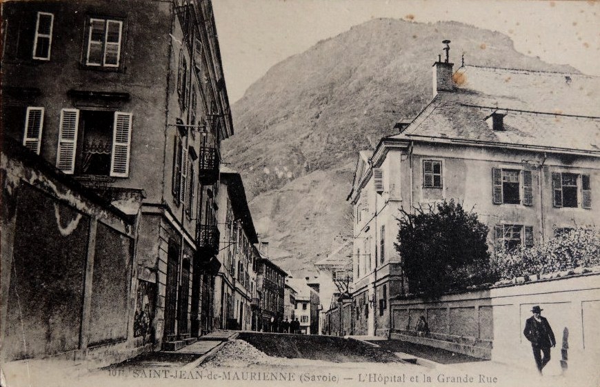 Saint-Jean-de-Maurienne (Savoie) Lhôpital et la Grand' rue CPA