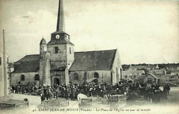 Saint-Jean-de-Monts (Vendée) L'église et le marché CPA