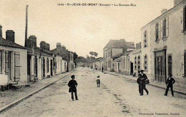 Saint-Jean-de-Monts (Vendée) La grande rue CPA