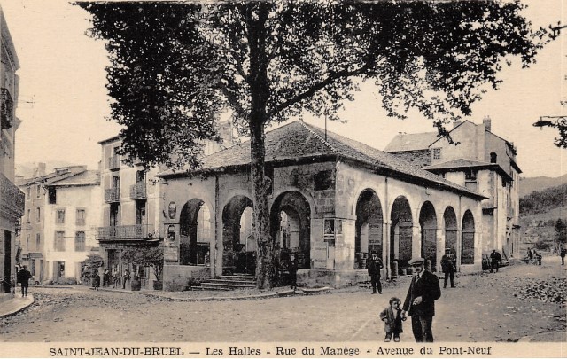 La halle et la rue du Manège (cpa)