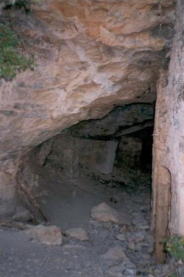  La salle fromagère dans le rocher de la Cabane