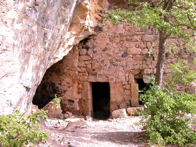 L'entrée de la grotte dans le rocher de La Cabane