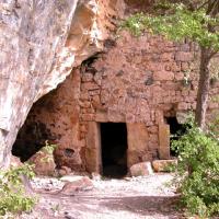 L'entrée de la grotte dans le rocher de La Cabane