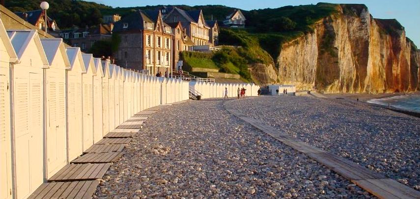 Les Petites Dalles, la plage et les cabines