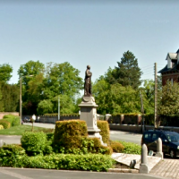 Saint python 59 la place du marais et chateau leterme a droite