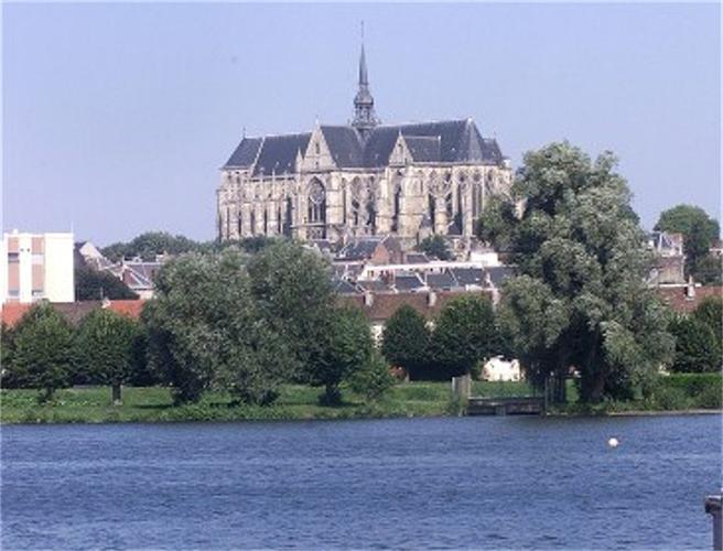 Saint-Quentin (Aisne) la Basilique Saint Quentin