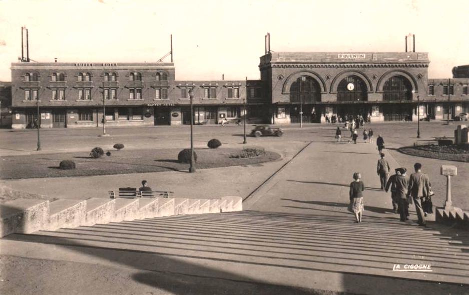 Saint-Quentin (Aisne) CPA la gare du Nord et le buffet