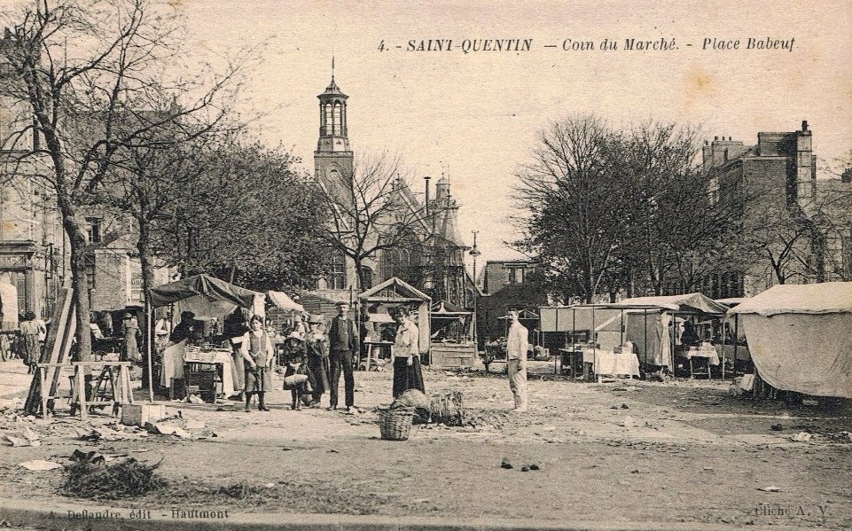 Saint-Quentin (Aisne) CPA le marché place Babeuf