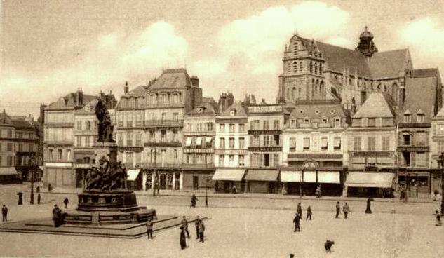 Saint-Quentin (Aisne) CPA la place de la cathédrale