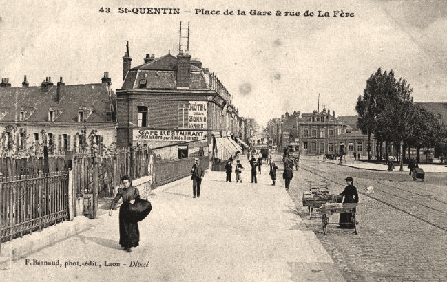 Saint-Quentin (Aisne) CPA la place de la gare