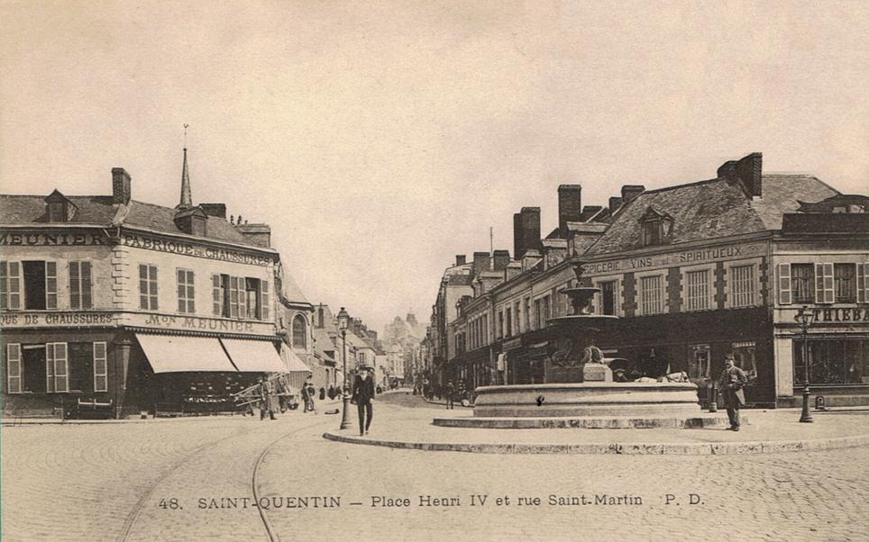 Saint-Quentin (Aisne) CPA la place Henri IV