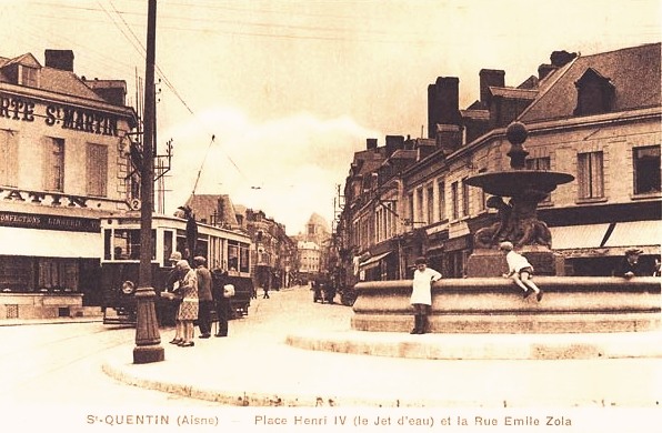 Saint-Quentin (Aisne) CPA la place Saint Martin et rue Emile Zola