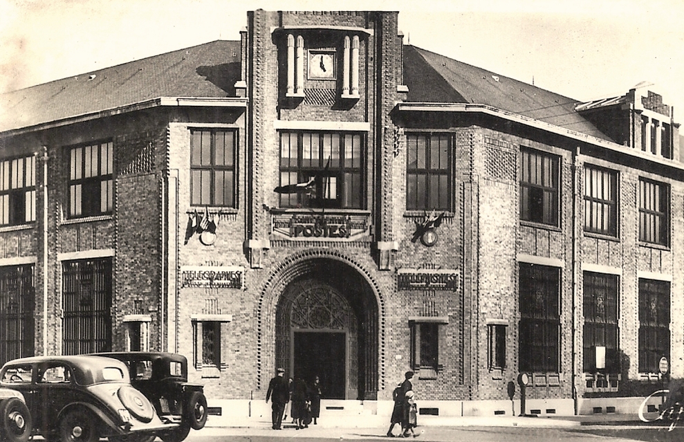 Saint-Quentin (Aisne) CPA le bureau de Poste