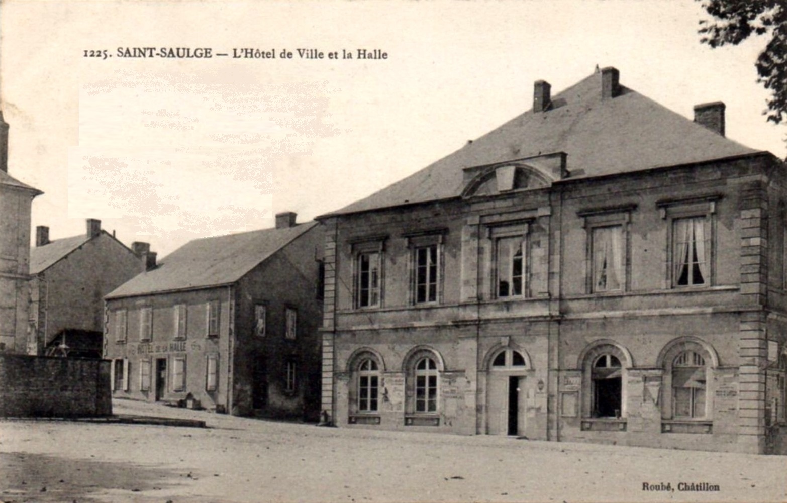 Saint-Saulge (Nièvre) La mairie et la halle CPA