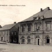 Saint-Saulge (Nièvre) La mairie et la halle CPA