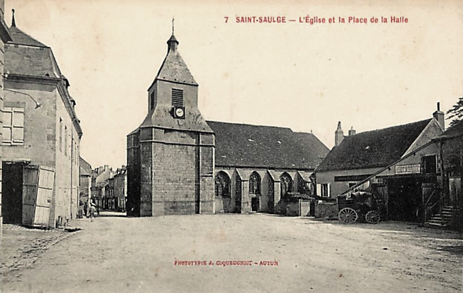 Saint-Saulge (Nièvre) La place de la Halle CPA