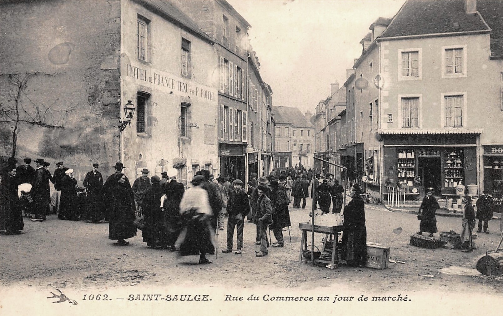 Saint-Saulge (Nièvre) La rue du Commerce, marché CPA