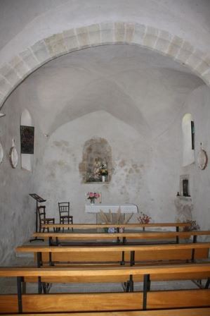 La nef de la chapelle Saint Pierre d'Alzobre