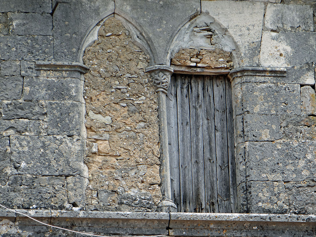 Sainte-Eulalie-de-Cernon (Aveyron) La Commanderie, fenêtre géminée