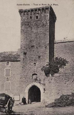 La tour et la porte de la place