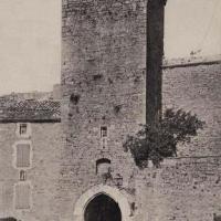 La tour et la porte de la place