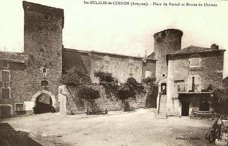La tour et la porte de la place