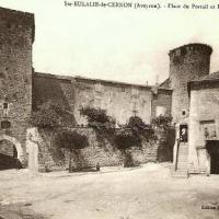 La tour et la porte de la place