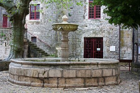 La fontaine, place de la Commanderie