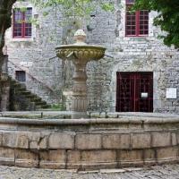 La fontaine, place de la Commanderie