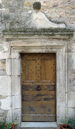 La rue basse et une porte du XVIIème siècle