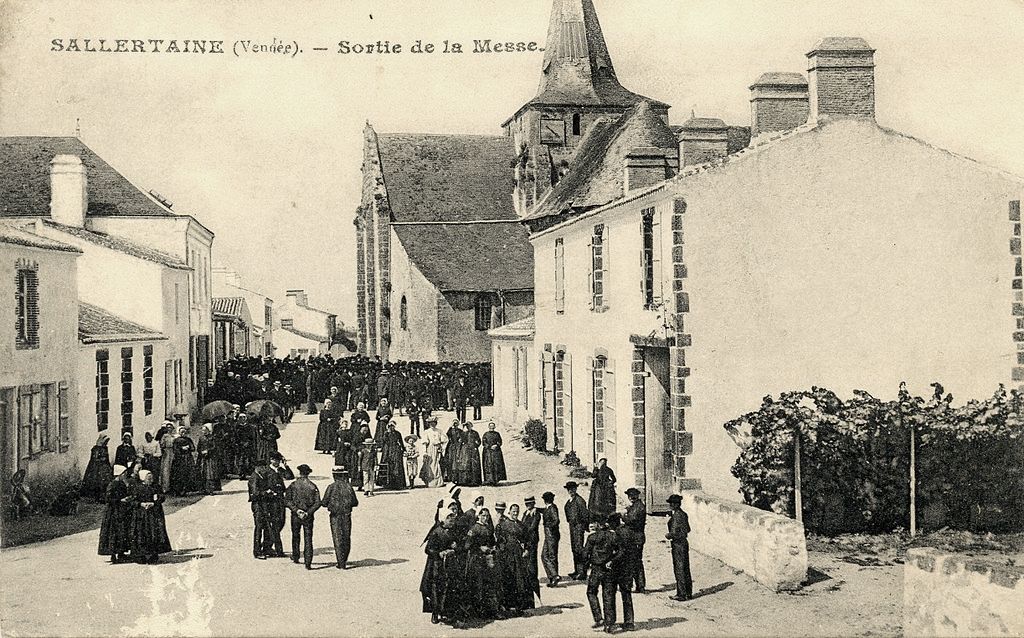 Sallertaine (Vendée) L'église Saint Martin, sortie de la messe CPA