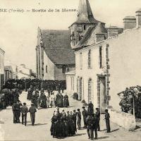 Sallertaine (Vendée) L'église Saint Martin, sortie de la messe CPA