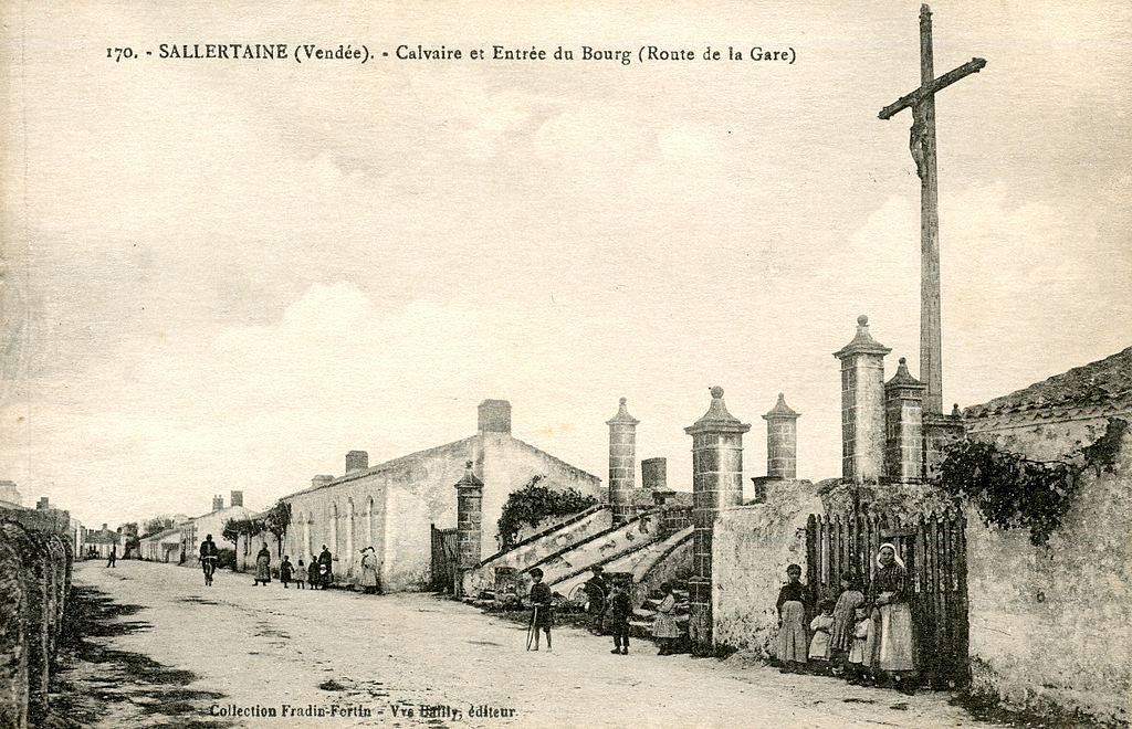 Sallertaine (Vendée) Le calvaire et entrée du bourg CPA