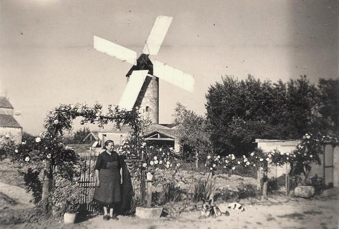Sallertaine (Vendée) Le moulin de Rairé, Amélina Barreteau en 1960